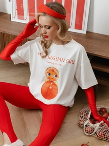 Λεπτομέρεια της κόκκινης στάμπας I'M A RUSSIAN GIRL σε λευκό βαμβακερό μπλουζάκι
