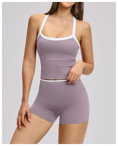 Détail de l'ensemble de yoga lavande avec bordure blanche et short de sport taille haute