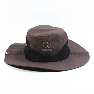Détail de la maille respirante et du logo brodé sur un chapeau de brousse marron