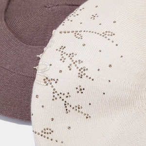 Berretto in maglia vintage francese con motivo floreale di strass per l'autunno-inverno