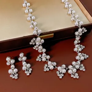 Parure de bijoux de mariée avec collier de perles et boucles d'oreilles en strass chic