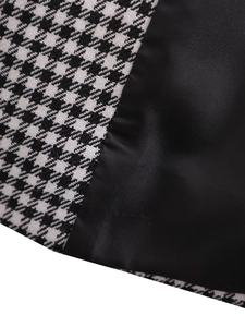Détail macro du tissu pied-de-poule et de la doublure en satin noir lisse du gilet
