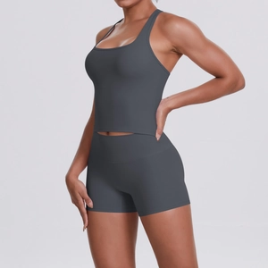 Détail de l'ensemble de yoga gris foncé en tissu brossé avec texture élastique douce