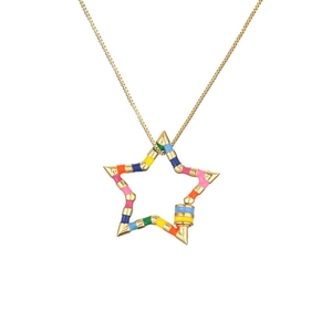 Detalle del colgante de estrella dorada con esmalte de colores sobre cadena de caja fina