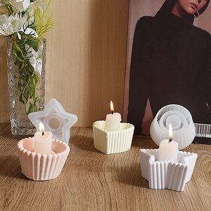 Détail des moules en silicone striés pour bougeoirs en cœur, étoile et forme ronde