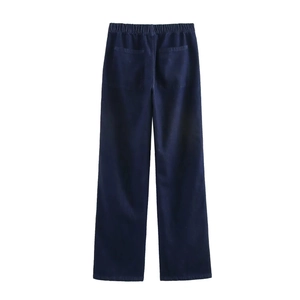 Dettaglio dei pantaloni larghi blu navy con vita elastica e tasche posteriori su fondo bianco