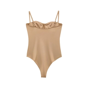 Detailopname van een nude satijnen bodysuit met geplooide halslijn en verstelbare bandjes