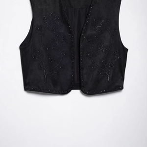 Gilet nero scamosciato da donna con ricami floreali in perline e bordi decorati