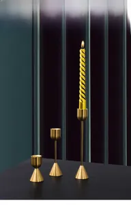 Dreiteiliges goldenes Kerzenhalter-Set aus Metall in verschiedenen Größen mit schlankem Design