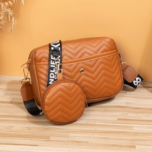 Bolso bandolera marrón acolchado en V con correa de letras y mini monedero redondo extra