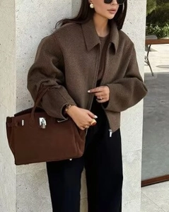 Détail d'une veste courte en laine marron avec fermeture éclair portée par un mannequin