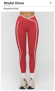 Vista frontale di leggings a vita alta rosso lampone con strisce laterali bianche