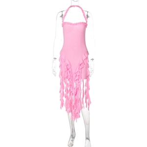 Detail eines rosa Neckholder-Kleids mit Rüschenlagen und einem asymmetrischen Saum