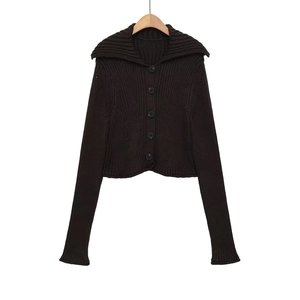 Gilet en maille côtelée marron foncé pour femme avec col marin et boutonnage