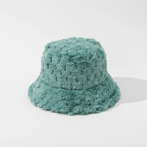 Détail d'un chapeau bob en peluche bleu canard avec texture douce et bord ondulé