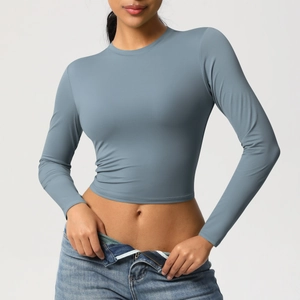 Détail du haut de yoga bleu brume ajusté avec tissu sans couture et col rond sport