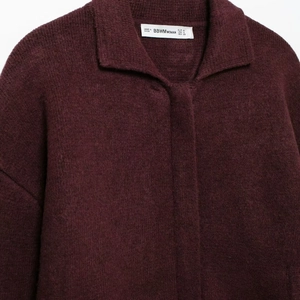 Cardigan en maille bordeaux pour femme avec col à revers et fermeture éclair en hiver