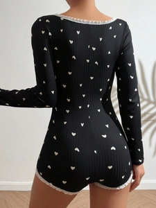 Détail du body imprimé cœur avec bordure en dentelle blanche et texture en maille côtelée