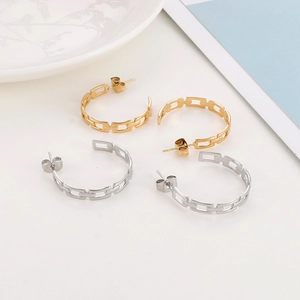 Minimalist C-shaped hollow chain earrings in gold and silver stainless steel finish