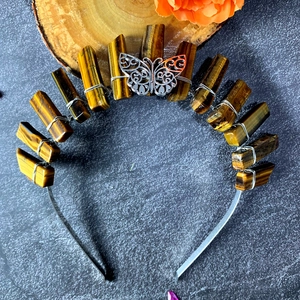 Détail des pierres oeil de tigre et du papillon en argent sur un diadème de mariée