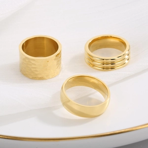 Driedelige 18K vergulde titaniumstalen ringenset met holle geometrische en getextureerde ontwerpen