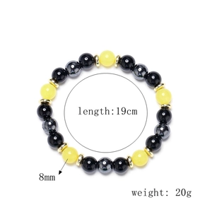 Vue détaillée des perles oeil de tigre 8mm et de la tête de lion en argent sur le bracelet