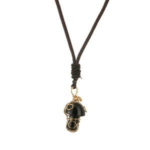 Détail du pendentif champignon en cristal noir enveloppé de fil doré fait main