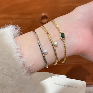 Trois bracelets joncs ouverts élégants ornés de perles et gemmes vertes en or et argent