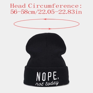 Détail du bonnet en maille noire avec texte brodé blanc et dimensions du tour de tête
