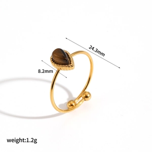 Vue détaillée de la bague en acier doré avec pierre œil de tigre et dimensions du produit