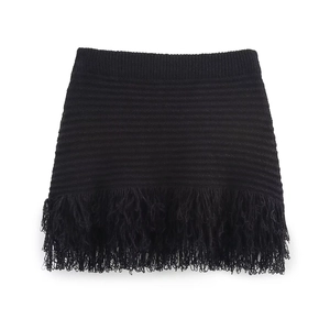 Minigonna nera in maglia con orlo a frange fitte e finitura elegante strutturata