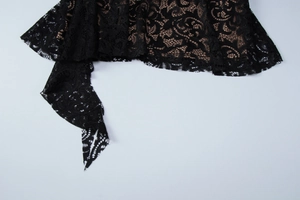 Vue détaillée du tissu en dentelle florale noire avec doublure chair pour la robe