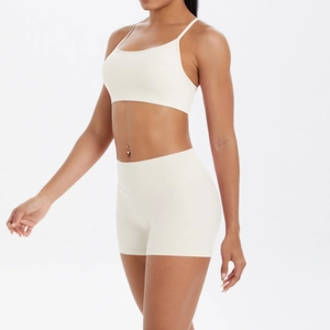 Détail de l'ensemble de yoga crème avec brassière à fines brides et short taille haute