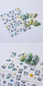 Detailaufnahme von 3D-Weltraum-Panda-Nagelstickern mit matten Texturen und Goldprägung