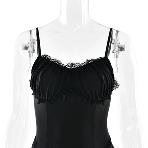 Détails de la dentelle et du design froncé sur le buste de ce body noir moulant