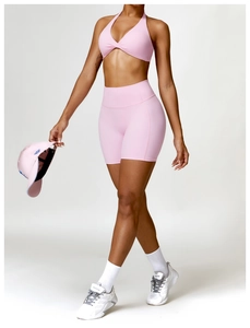 Détail de l'ensemble brassière de sport rose à nœud et short de yoga taille haute