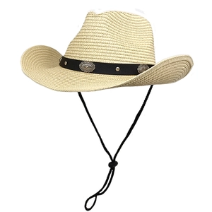 Chapeau de cowboy en paille classique avec ruban en cuir noir, conchos et cordon réglable