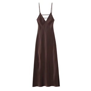 Robe longue nuisette élégante en satin marron foncé avec décolleté en V et détail de bride