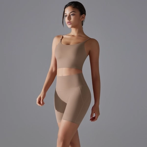 Dettaglio completo yoga con pantaloncini a vita alta e reggiseno sportivo marrone terra