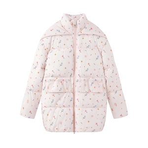 Detail der hellrosa Blumen-Steppjacke mit großen Pattentaschen und Reißverschluss