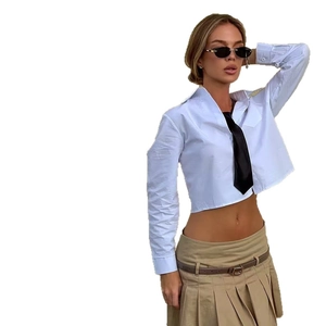 Weißes kurzes Slim Fit Langarmhemd mit Krawatte und Faltenrock im modischen Y2K-Stil