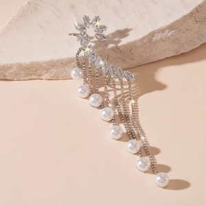 Vue détaillée du clip d'oreille floral argenté avec zircons brillants et perles