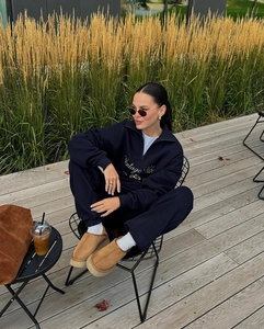 Sweat à demi-zip bleu marine avec broderie Vintage Vibe et mules à plateforme marron clair