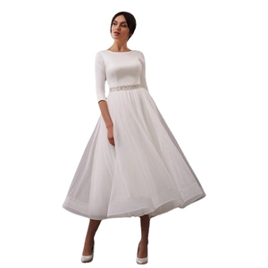 Elegante abito da sposa in raso e tulle bianco con cintura di perline e maniche a 3/4