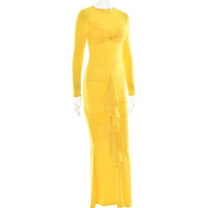 Détail de la robe jaune à manches longues avec tissu froncé et volants élégants