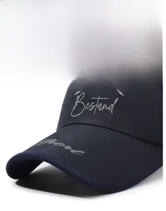 Dettaglio della visiera in mesh blu scuro con ricamo Bestand e motivo montano