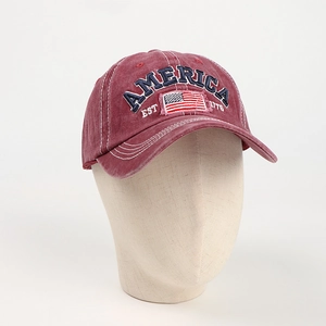 Détail de casquette baseball en denim délavé avec drapeau américain et broderie 1776