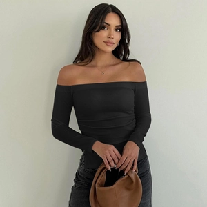 Détail d'un haut noir chic à épaules dénudées avec une coupe ajustée élégante