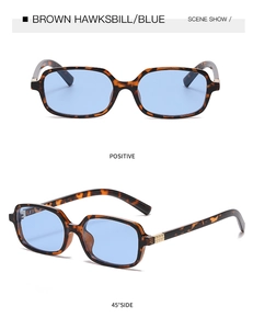 Modische quadratische kleine Sonnenbrille mit braunem Schildpatt-Gestell und blauen Gläsern.
