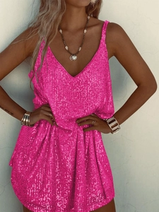 Gros plan des paillettes rose vif sur robe de soirée sexy dos nu avec reflets